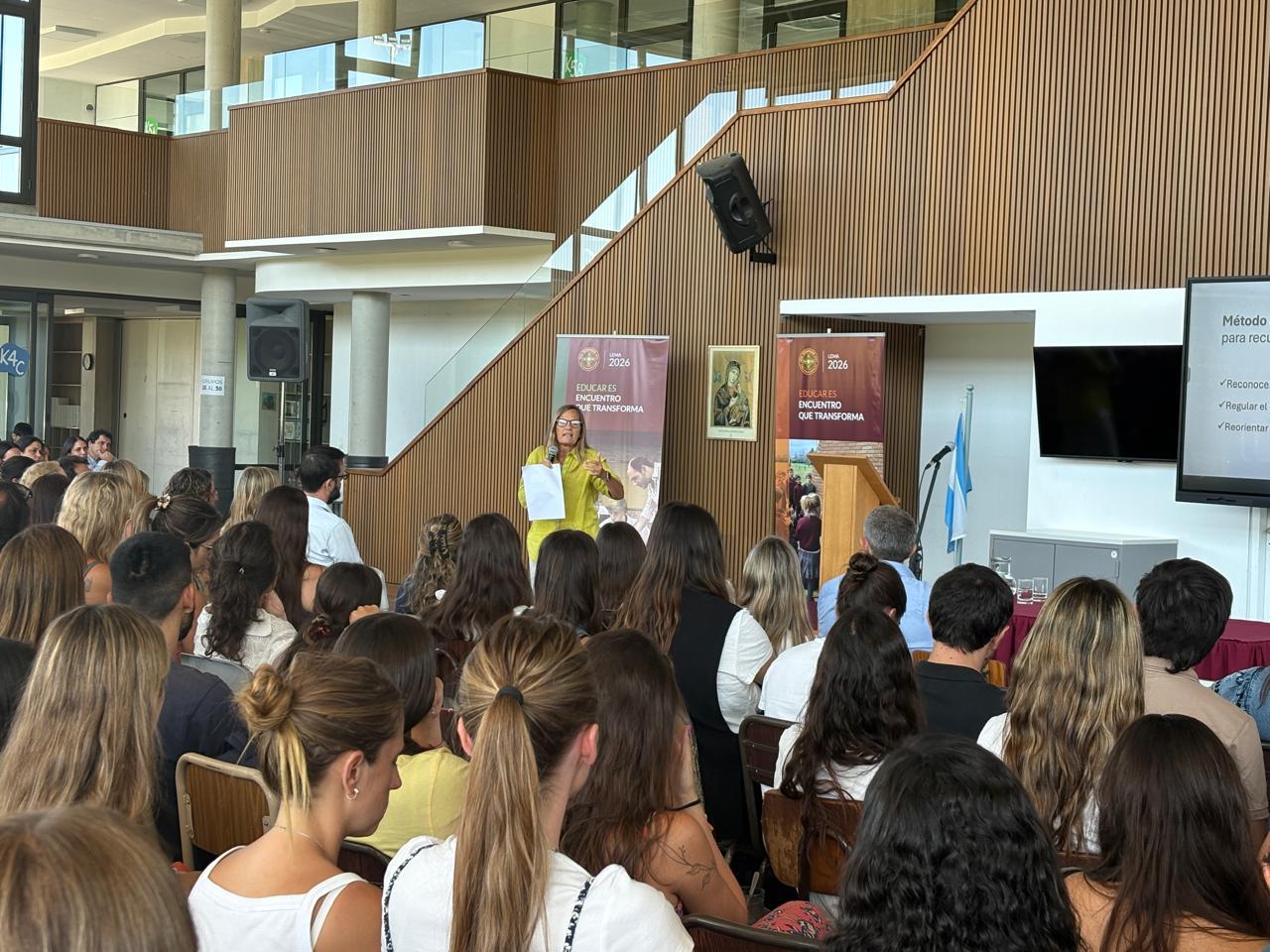 Presentación de Impecalis ante una audiencia